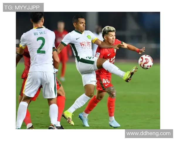 足球明星积极参与合拍活动展现亲民形象与球迷互动新风尚 足球明星积极参与合拍活动展现亲民形象与球迷互动新风尚